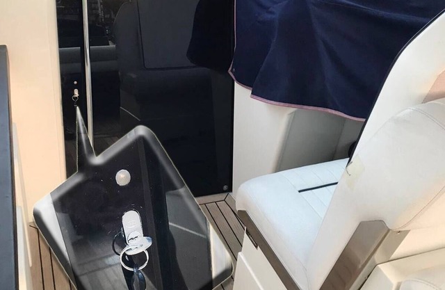 Charming Two-bedroom Moored Boat in Canary Wharf area