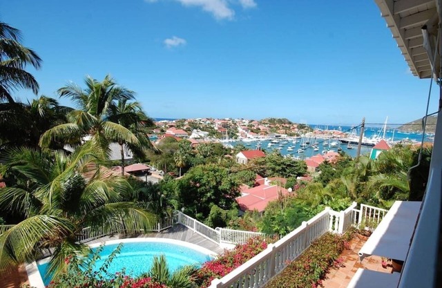 Encantador apartamento COLONY CLUB A2 de dos pisos - ¡Vistas!