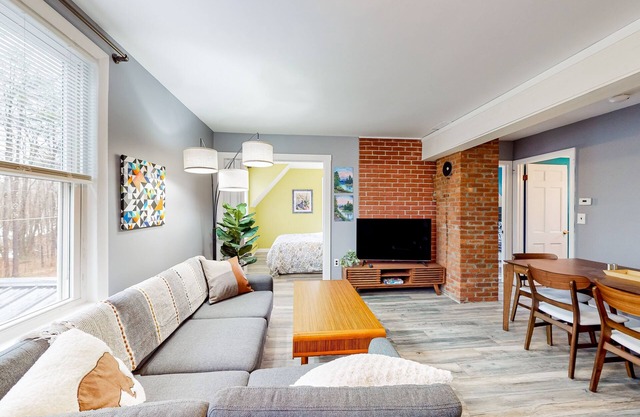 Charming, two-story home with a full kitchen, washer/dryer - near the slopes