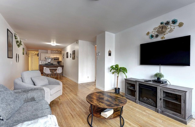 Charming unit with Balcony - Near Highway 40