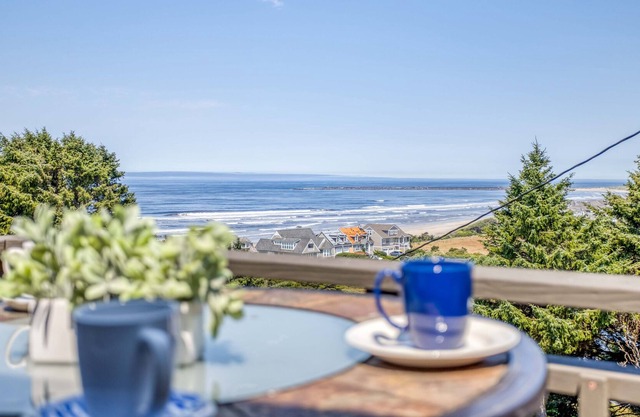 Encantadora y actualizada casa de campo ¡Cerca de las atracciones de Newport tiene una gran vista desde la terraza!