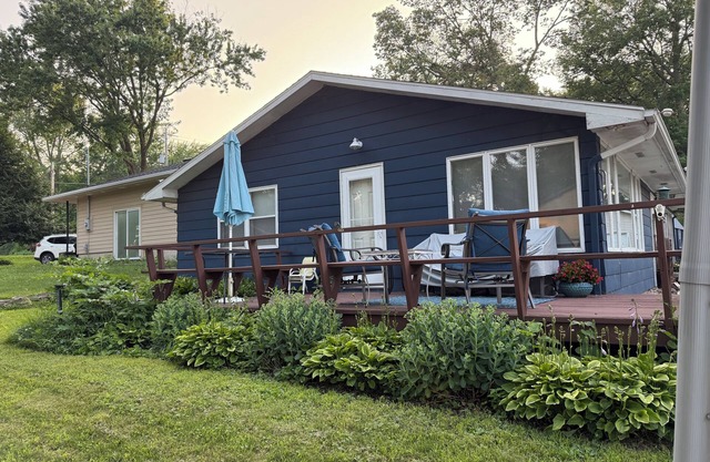 Charming 2-bedroom house with lake view in Clear Lake.