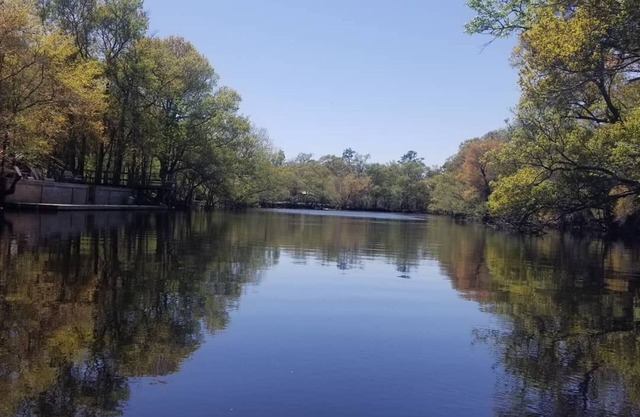 Encantador bungalow de río actualizado en un lugar natural aislado, min. de la playa