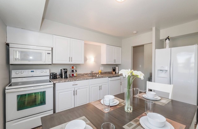 Charming Upper 3-bedroom apartment with AC and WiFi in brilliant West Allis