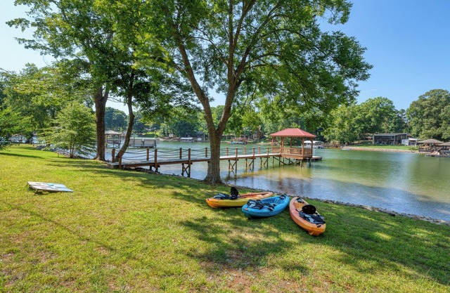 Charming Lake Front 3-br house in Lake Norman in Quiet cove