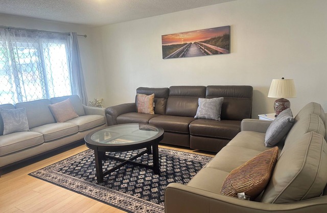 Charming 3-bedroom house with WiFi and AC in Depew