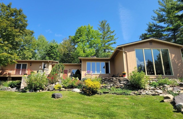 Encantadora casa de Vermont en 7 acres con bañera de hidromasaje, estanque y chimenea.