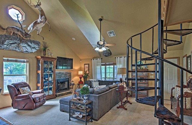 Charming Vian Retreat w/ Private Deck & Grills!