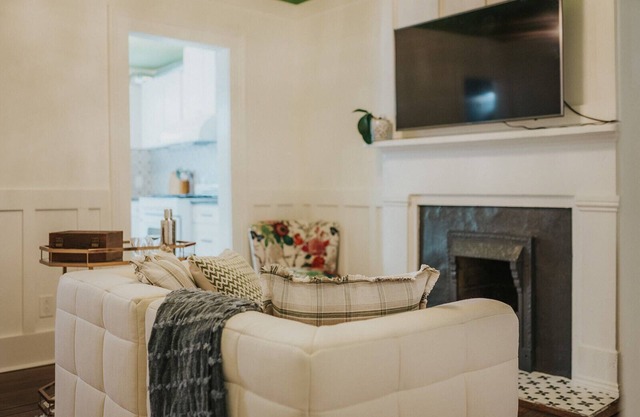 Charming Victorian District Townhome Steps from Forsyth Park