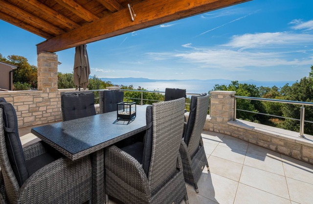 Charming villa in a quiet area with pool and sea view