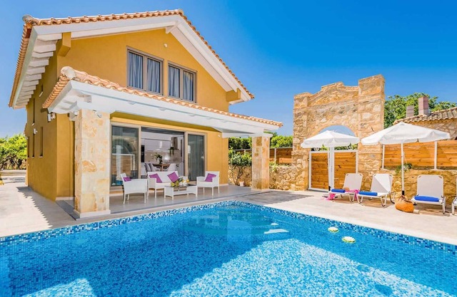3 dormitorios, piscina privada, a pie de servicios, aire acondicionado gratuito, WiFi gratuito, a pie de playa.