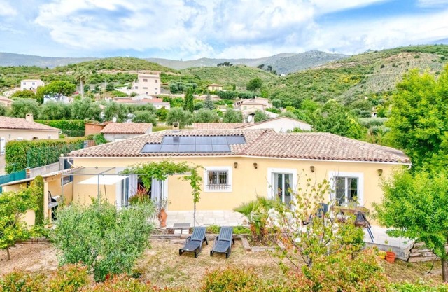 Charming villa, private pool, wood-burning oven, bbq, boule games and garden.