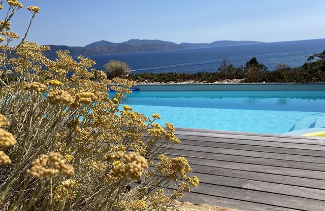 CHARMING VILLA, SEA VIEW, EXCEPTIONAL LOCATION, HEATED POOL