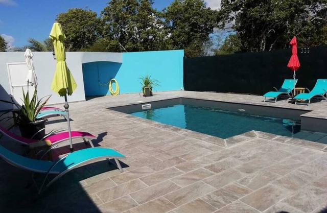 Encantadora villa con piscina a 200 metros del mar para 2 a 6 personas.