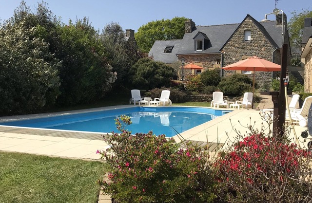 VILLA CON ENCANTO CON PISCINA CLIMATIZADA, capacidad 10 personas Clasificado 4 estrellas