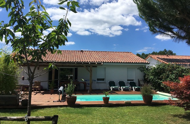 Cómoda casa con piscina y jardín.