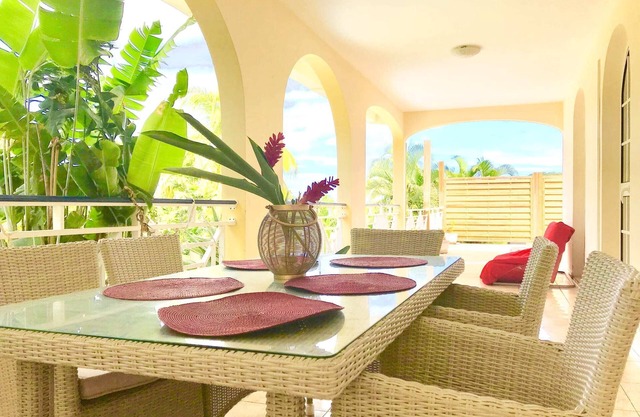 Charming villa with pool, direct access to the beach
