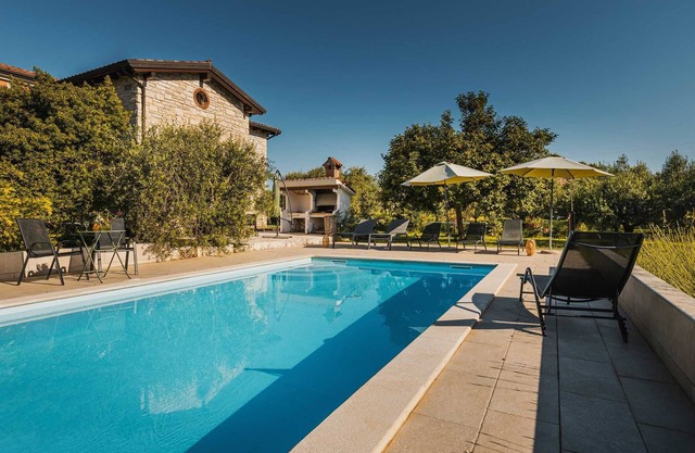 Encantadora villa con piscina y entretenimiento al aire libre para hasta 6 huéspedes