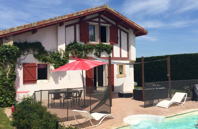 VILLA CON ENCANTO CON PISCINA EN LA COSTA VASCA