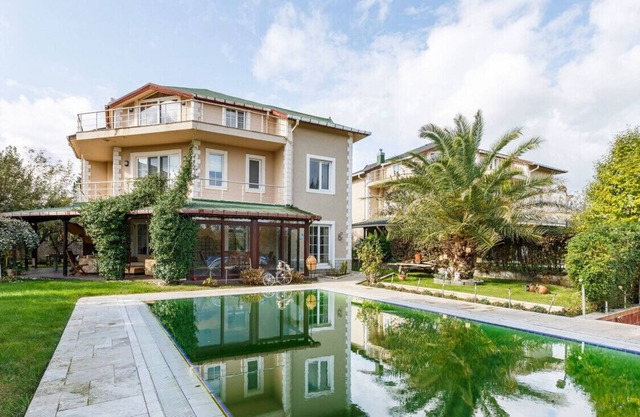 Charming Villa with Pool and Garden in Gebze