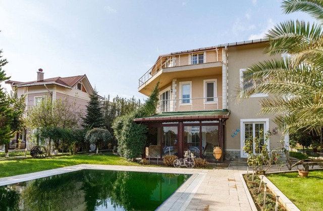 Charming Villa with Pool and Garden in Gebze