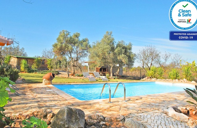 CHARMING VILLA WITH PRIVATE POOL, BBQ AND FREE Wi-Fi