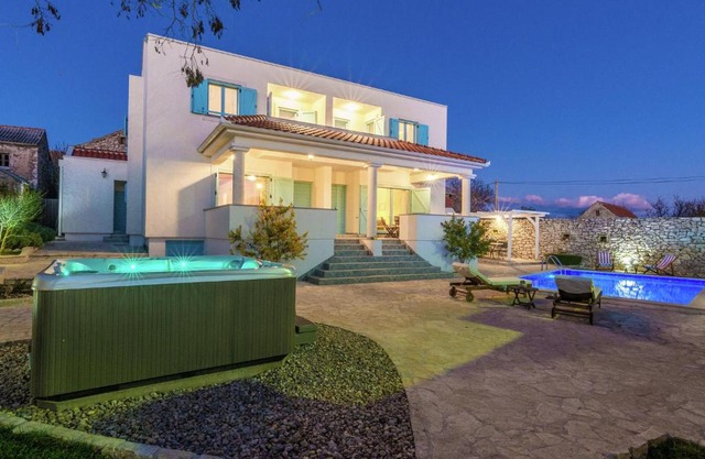 Charming villa with private heatable pool