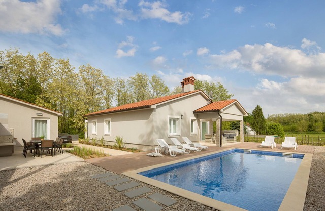 Villa completamente nueva con jardín, piscina y vistas a un viñedo cercano.