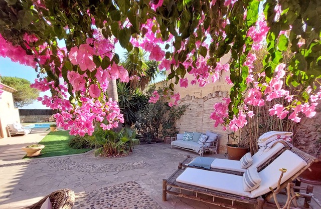 Charming village house for 4 people. with pool, A/C, W-LAN near the beach