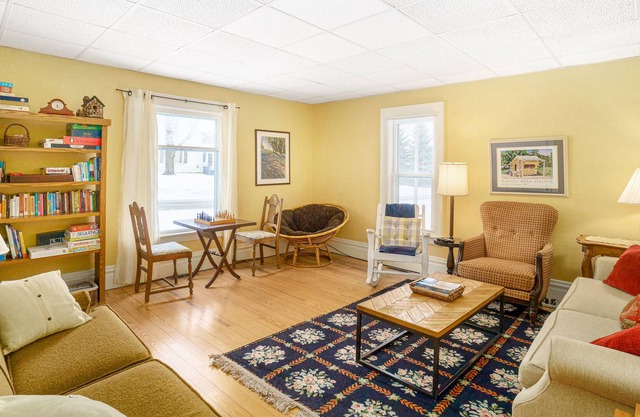 Charming vintage cottage close to beach, walkable village & Sleeping Bear Dunes