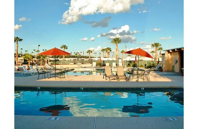 Charming Vintage Park Model - steps to pool, 55+