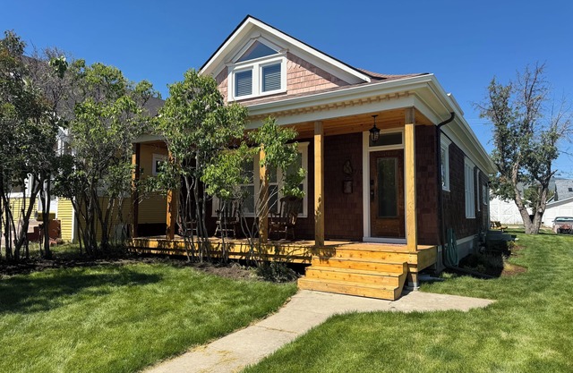 Charming Vintage Retreat in the Heart of Anaconda.
