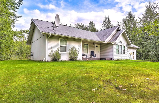 Charming Wasilla Retreat: Walk to Lake Lalen!