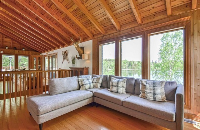 Charming waterfront cottage- fully equipped!