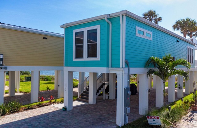 Charming waterfront home in Jensen Beach, rooftop balcony, pool, kayaks, BBQ
