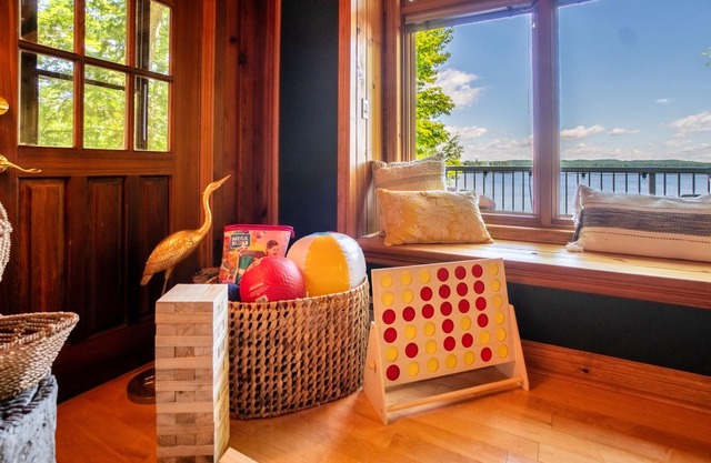 Charming Waterfront Cottage in Muskoka, Pedal Boat, Firepit, A-Frame Bunkie
