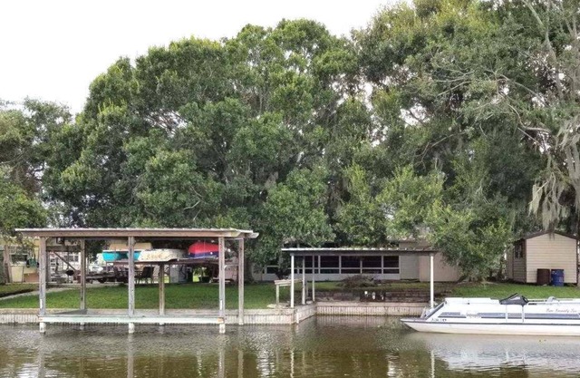 ¡NUEVO LISTADO! Waterfront con encanto - Carport, acceso al lago O, muelle cubierto para botes