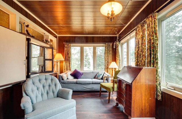 Charming Watersmeet Cabin w/ Dock on Kitty Island!