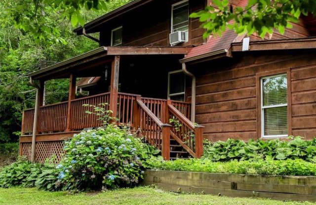 Charming Western NC Riverside Cabin steps away from the Green River Gamelands