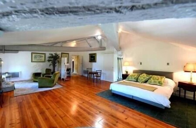 Hermosa casa en un viñedo con piscina.