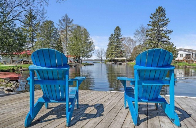 Charming with Modern Amenities, 3 brdms Waterfront, Flexible Rentals