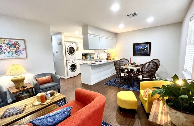 Charmingly Colorful 2 Bedroom Unit near SWOSU