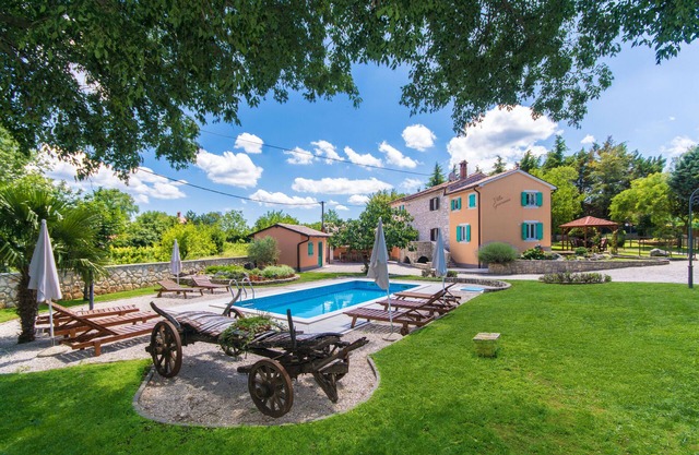 villa amueblada con Encanto en un jardín