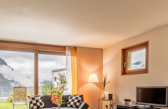 Chasa Arpiglia: Modern 2.5-room apartment and sun terrace Guarda