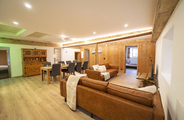 Chasa Capricorn Sent: Spacious 5-room apartment in alpine chic style in the heart of Sent