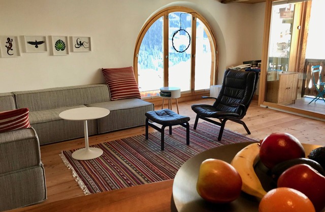 Chasa Pro La Tuor: Renovated exclusive 4.5-room flat in an Engadine house in the historic residential tower from the 13th century