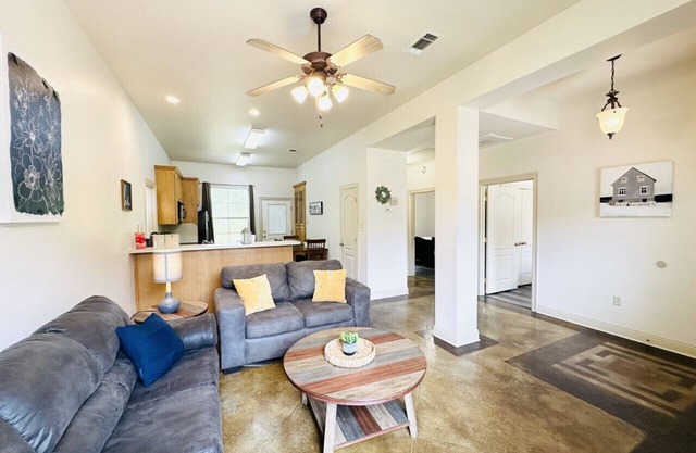 Chateau 11, spacious townhouse in Tickfaw, LA