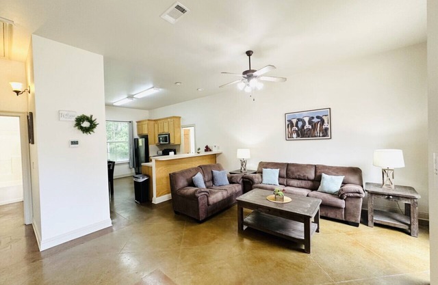 Chateau 6, spacious townhouse in Tickfaw, LA