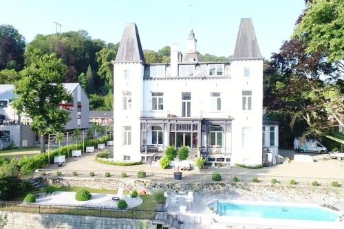 Chateau en bord d'Ourthe