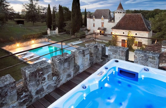 Castillo en Nouvelle-Aquitaine con piscina y vistas